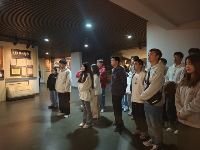 微信图片_20251112165048_234_24.jpg 参观纪念馆.jpg